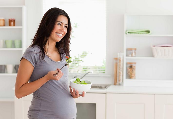 Уже в начале беременности нужно приучаться к правильному питанию