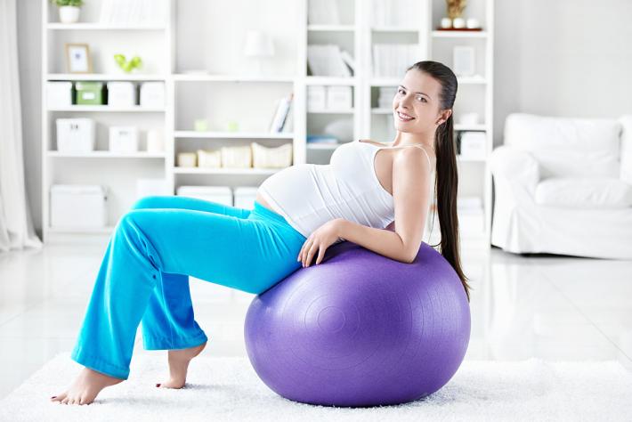 В середине беременности упражнения нацелены на укрепление спины