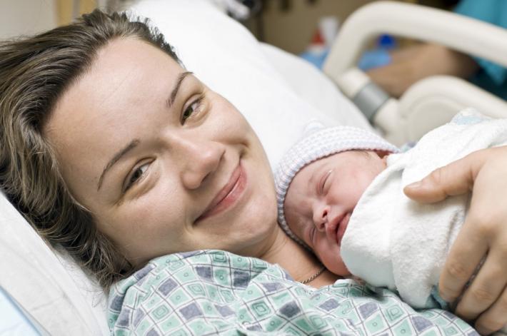 Малыша дают матери вначале после самих родов и позже после положенных процедур