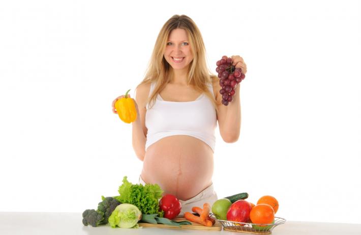 Во время беременности женщина должна переборчиво относится к своему питанию