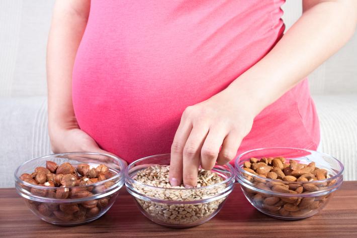 Орехи крайне важны для здоровья беременной женщины